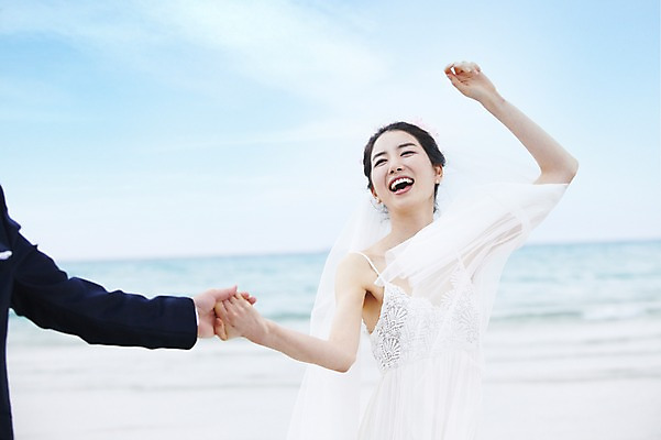 포토 JPG 주간 구름 커플 여자 남자 신부 바다 여행 웨딩드레스 신랑 결혼 하늘 한국 미소 웃음 사람 동양인 정장 턱시도 상반신 20대 성인 해변 야외 두명 관광지 제주도 손잡기 한국인 신혼여행 청년만 성인만 국내포토 자연요소 드레스 옷 아시아 관계 모션 표정 인종 이벤트 청년 파일형식