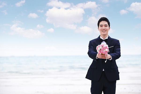 포토 JPG 주간 구름 남자 꽃 행복 바다 부케 여행 신랑 프로포즈 하늘 한국 선물 사랑 한명 사람 동양인 정장 턱시도 상반신 20대 성인 해변 야외 관광지 제주도 한국인 남자만 남자한명만 성인남자만 청년만 청년남자만 청년남자한명만 성인한명만 성인남자한명만 성인만 국내포토 자연요소 식물 1 옷 감정 아시아 꽃다발 결혼 인종 청년 파일형식