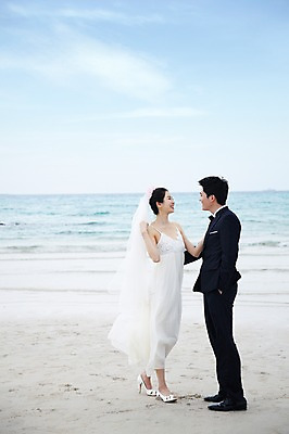 포토 JPG 주간 전신 구름 커플 여자 남자 행복 신부 바다 여행 웨딩드레스 신랑 결혼 하늘 한국 사랑 미소 웃음 사람 동양인 정장 턱시도 20대 성인 해변 야외 두명 관광지 제주도 마주보기 한국인 신혼여행 청년만 성인만 국내포토 자연요소 드레스 옷 감정 아시아 관계 모션 표정 인종 이벤트 청년 파일형식