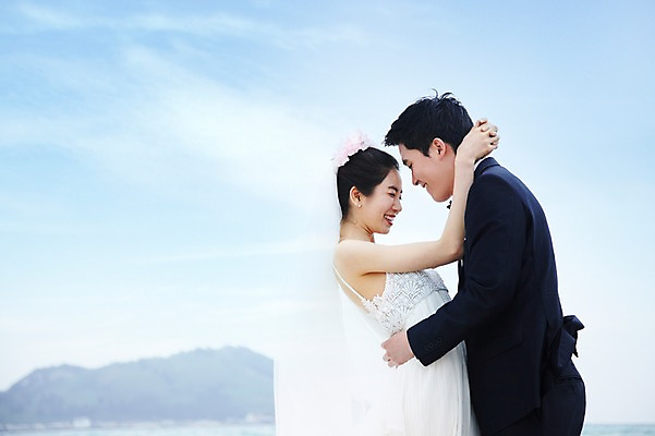 포토 JPG 주간 구름 커플 여자 남자 신부 바다 여행 웨딩드레스 신랑 결혼 안기 포옹 하늘 한국 미소 웃음 사람 동양인 정장 턱시도 20대 성인 해변 야외 두명 관광지 제주도 마주보기 한국인 신혼여행 청년만 성인만 국내포토 자연요소 드레스 옷 아시아 관계 모션 표정 인종 이벤트 청년 파일형식