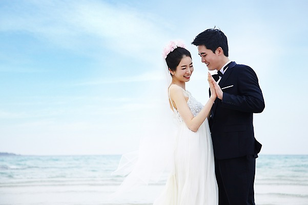 포토 JPG 주간 구름 커플 여자 남자 행복 신부 바다 여행 웨딩드레스 신랑 결혼 하늘 한국 사랑 미소 웃음 사람 동양인 정장 턱시도 20대 성인 해변 야외 두명 관광지 제주도 손잡기 한국인 신혼여행 청년만 성인만 국내포토 자연요소 드레스 옷 감정 아시아 관계 모션 표정 인종 이벤트 청년 파일형식