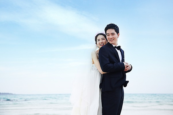 포토 JPG 주간 구름 커플 여자 남자 행복 신부 바다 여행 웨딩드레스 신랑 결혼 안기 포옹 하늘 한국 사랑 미소 웃음 사람 동양인 정장 턱시도 20대 성인 해변 야외 두명 관광지 제주도 한국인 신혼여행 청년만 성인만 국내포토 자연요소 드레스 옷 감정 아시아 관계 모션 표정 인종 이벤트 청년 파일형식