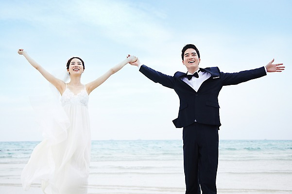 포토 JPG 주간 구름 커플 여자 남자 행복 신부 바다 여행 웨딩드레스 신랑 결혼 하늘 팔벌리기 한국 사랑 미소 웃음 사람 동양인 정장 턱시도 20대 성인 해변 야외 두명 관광지 제주도 손잡기 만세 한국인 자유 신혼여행 청년만 성인만 국내포토 자연요소 드레스 옷 감정 아시아 컨셉 관계 모션 표정 인종 이벤트 청년 파일형식