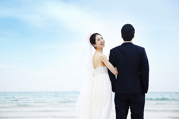 포토 JPG 주간 구름 커플 여자 남자 행복 신부 바다 여행 웨딩드레스 신랑 결혼 하늘 한국 사랑 미소 웃음 사람 동양인 정장 턱시도 20대 성인 해변 야외 두명 관광지 제주도 팔짱 한국인 신혼여행 청년만 성인만 국내포토 자연요소 드레스 옷 감정 아시아 관계 모션 표정 인종 이벤트 청년 파일형식