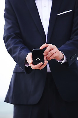 포토 JPG 주간 남자 행복 바다 여행 신랑 프로포즈 한국 선물 사랑 한명 사람 동양인 정장 턱시도 상반신 20대 성인 해변 야외 관광지 제주도 한국인 반지 남자만 남자한명만 성인남자만 청년만 청년남자만 청년남자한명만 성인한명만 성인남자한명만 성인만 국내포토 자연요소 1 옷 감정 아시아 결혼 장신구 인종 청년 파일형식