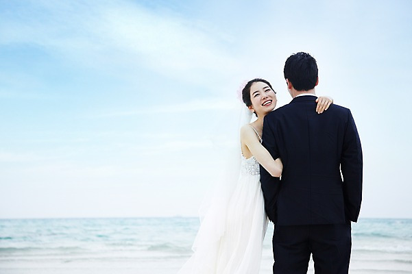 포토 JPG 주간 구름 커플 여자 남자 행복 신부 바다 여행 웨딩드레스 신랑 결혼 안기 포옹 하늘 한국 사랑 미소 웃음 사람 동양인 정장 턱시도 20대 성인 해변 야외 두명 관광지 제주도 한국인 신혼여행 청년만 성인만 국내포토 자연요소 드레스 옷 감정 아시아 관계 모션 표정 인종 이벤트 청년 파일형식