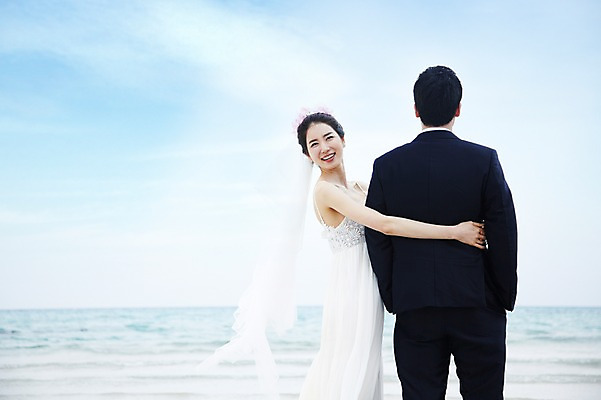 포토 JPG 주간 구름 커플 여자 남자 행복 신부 바다 여행 웨딩드레스 신랑 결혼 안기 포옹 하늘 한국 사랑 미소 웃음 사람 동양인 정장 턱시도 20대 성인 해변 야외 두명 관광지 제주도 한국인 신혼여행 청년만 성인만 국내포토 자연요소 드레스 옷 감정 아시아 관계 모션 표정 인종 이벤트 청년 파일형식