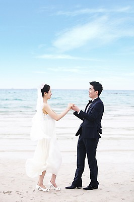 포토 JPG 주간 전신 구름 커플 여자 남자 행복 신부 바다 여행 웨딩드레스 신랑 결혼 하늘 한국 사랑 미소 웃음 사람 동양인 정장 턱시도 20대 성인 해변 야외 두명 관광지 제주도 마주보기 손잡기 한국인 신혼여행 청년만 성인만 국내포토 자연요소 드레스 옷 감정 아시아 관계 모션 표정 인종 이벤트 청년 파일형식