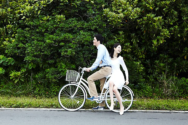 포토 JPG 주간 전신 나무 커플 여자 남자 도로 육상교통 교통수단 여행 데이트 휴가 한국 웃음 사람 동양인 20대 성인 야외 두명 관광지 제주도 소풍 자전거 한국인 승차 풀숲 청년만 성인만 국내포토 자연요소 식물 아시아 길 교통 관계 교통시설 모션 표정 인종 청년 야외활동 바이크 숲 파일형식
