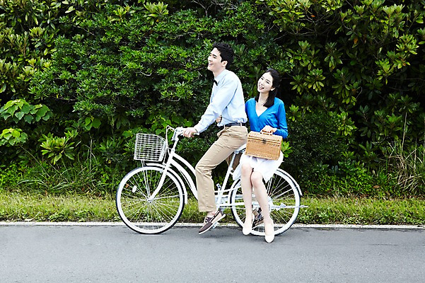 포토 JPG 주간 전신 나무 커플 여자 남자 도로 여유 육상교통 교통수단 여행 데이트 휴가 휴식 한국 웃음 사람 동양인 20대 성인 야외 두명 관광지 제주도 소풍 바구니 자전거 한국인 승차 상쾌 풀숲 소풍바구니 청년만 성인만 국내포토 자연요소 식물 감정 아시아 길 교통 컨셉 관계 교통시설 모션 표정 인종 청년 야외활동 바이크 숲 파일형식