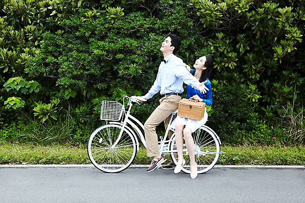 포토 JPG 주간 전신 나무 커플 여자 남자 도로 여유 육상교통 교통수단 여행 데이트 팔벌리기 휴가 휴식 한국 웃음 사람 동양인 20대 성인 야외 두명 관광지 제주도 소풍 바구니 자전거 한국인 자유 승차 상쾌 풀숲 소풍바구니 청년만 성인만 국내포토 자연요소 식물 감정 아시아 길 교통 컨셉 관계 교통시설 모션 표정 인종 청년 야외활동 바이크 숲 파일형식