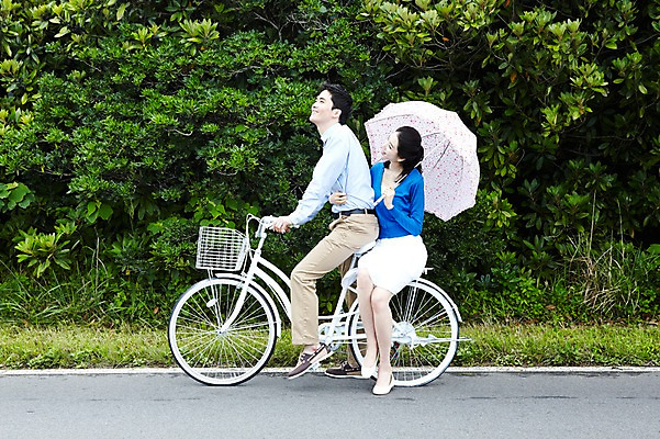 포토 JPG 주간 전신 나무 커플 여자 남자 도로 여유 육상교통 교통수단 여행 데이트 우산 안기 포옹 휴가 휴식 한국 웃음 사람 동양인 20대 성인 야외 두명 관광지 제주도 소풍 자전거 한국인 승차 상쾌 양산 풀숲 청년만 성인만 국내포토 자연요소 식물 감정 아시아 길 교통 컨셉 관계 교통시설 모션 표정 인종 청년 야외활동 바이크 숲 파일형식