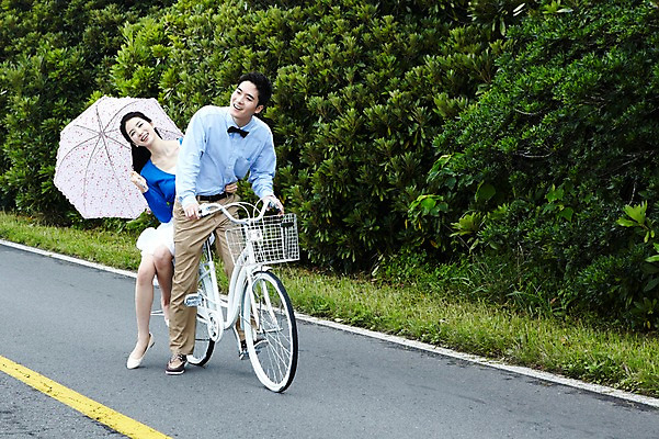 포토 JPG 주간 전신 나무 커플 여자 남자 도로 여유 육상교통 교통수단 여행 데이트 우산 휴가 휴식 한국 웃음 사람 동양인 20대 성인 야외 두명 관광지 제주도 소풍 자전거 한국인 승차 상쾌 양산 풀숲 청년만 성인만 국내포토 자연요소 식물 감정 아시아 길 교통 컨셉 관계 교통시설 모션 표정 인종 청년 야외활동 바이크 숲 파일형식