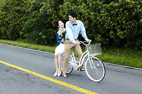 포토 JPG 주간 전신 나무 커플 여자 남자 꽃 도로 여유 육상교통 교통수단 여행 데이트 휴가 휴식 한국 웃음 사람 동양인 20대 성인 야외 두명 관광지 제주도 소풍 마주보기 자전거 한국인 승차 상쾌 풀숲 청년만 성인만 국내포토 자연요소 식물 감정 아시아 길 교통 컨셉 관계 교통시설 모션 표정 인종 청년 야외활동 바이크 숲 파일형식