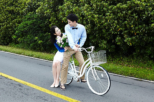 포토 JPG 주간 전신 나무 커플 여자 남자 꽃 도로 육상교통 교통수단 여행 데이트 휴가 한국 웃음 사람 동양인 20대 성인 야외 두명 관광지 제주도 소풍 마주보기 자전거 한국인 승차 풀숲 청년만 성인만 국내포토 자연요소 식물 아시아 길 교통 관계 교통시설 모션 표정 인종 청년 야외활동 바이크 숲 파일형식