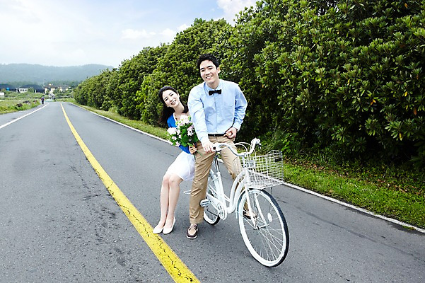 포토 JPG 주간 전신 나무 구름 커플 여자 남자 꽃 도로 여유 육상교통 교통수단 여행 데이트 하늘 휴가 휴식 한국 웃음 사람 동양인 20대 성인 야외 두명 관광지 제주도 소풍 자전거 한국인 승차 상쾌 풀숲 청년만 성인만 국내포토 자연요소 식물 감정 아시아 길 교통 컨셉 관계 교통시설 모션 표정 인종 청년 야외활동 바이크 숲 파일형식