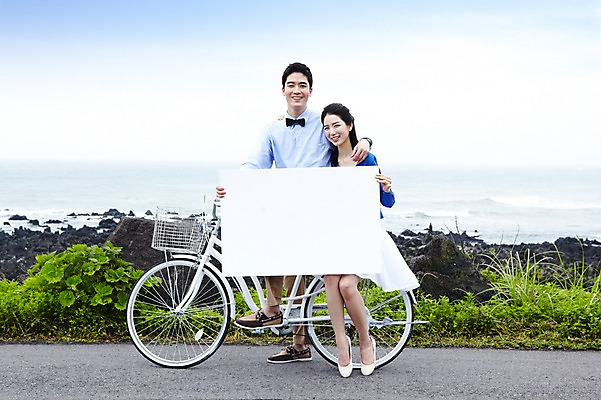 포토 JPG 주간 전신 구름 배너 커플 여자 남자 도로 여유 육상교통 교통수단 바다 여행 데이트 하늘 어깨동무 휴가 휴식 사각프레임 한국 광고판 미소 웃음 들기 사람 앉기 동양인 20대 성인 해변 야외 두명 관광지 제주도 소풍 자전거 한국인 승차 상쾌 풀숲 청년만 성인만 국내포토 자연요소 감정 아시아 길 포즈 교통 컨셉 관계 교통시설 모션 프레임 알림판 표정 인종 청년 야외활동 사각형 바이크 숲 판 파일형식