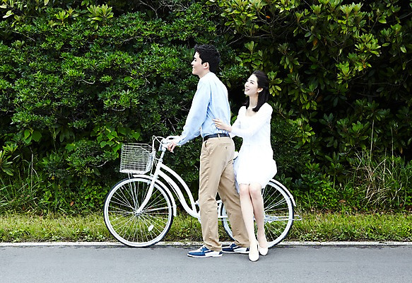 포토 JPG 주간 전신 나무 커플 응시 여자 남자 도로 육상교통 교통수단 여행 데이트 휴가 한국 미소 웃음 사람 동양인 20대 성인 야외 두명 관광지 제주도 소풍 자전거 한국인 잡기 승차 풀숲 청년만 성인만 국내포토 자연요소 식물 시선 아시아 길 교통 관계 교통시설 모션 표정 인종 청년 야외활동 바이크 숲 파일형식