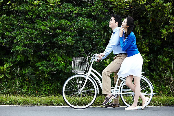 포토 JPG 주간 전신 나무 커플 응시 여자 남자 도로 여유 육상교통 교통수단 여행 데이트 휴가 휴식 한국 미소 웃음 사람 동양인 20대 성인 야외 두명 관광지 제주도 소풍 자전거 한국인 승차 상쾌 풀숲 청년만 성인만 국내포토 자연요소 식물 시선 감정 아시아 길 교통 컨셉 관계 교통시설 모션 표정 인종 청년 야외활동 바이크 숲 파일형식