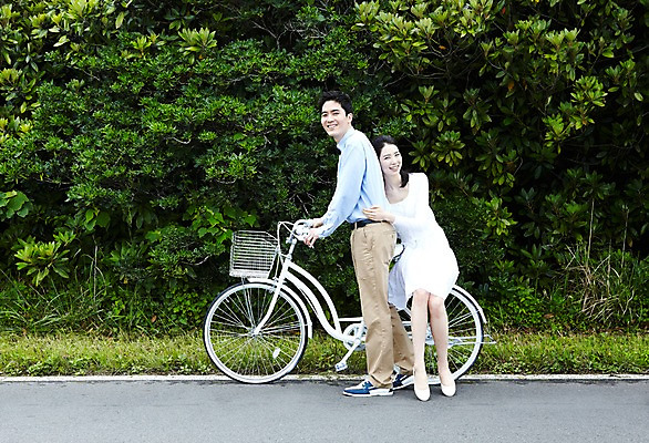 포토 JPG 주간 전신 나무 커플 여자 남자 도로 여유 육상교통 교통수단 여행 데이트 안기 포옹 휴가 휴식 한국 미소 웃음 사람 동양인 20대 성인 야외 두명 관광지 제주도 소풍 자전거 한국인 승차 상쾌 풀숲 청년만 성인만 국내포토 자연요소 식물 감정 아시아 길 교통 컨셉 관계 교통시설 모션 표정 인종 청년 야외활동 바이크 숲 파일형식