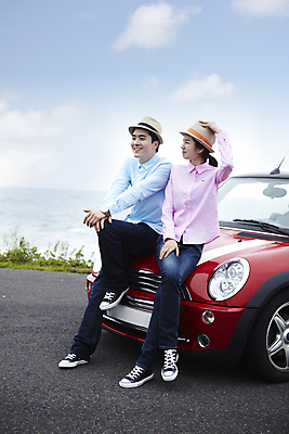 포토 JPG 주간 전신 구름 모자 커플 여자 남자 여유 한쌍 육상교통 교통수단 바다 여행 이동 데이트 자동차 하늘 휴가 휴식 한국 미소 웃음 사람 앉기 동양인 20대 성인 해변 야외 두명 관광지 제주도 한국인 오픈카 청년만 성인만 국내포토 자연요소 잡화 감정 아시아 교통 컨셉 관계 모션 승용차 표정 인종 청년 파일형식