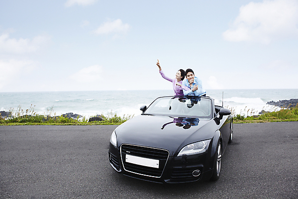 포토 JPG 주간 구름 커플 여자 남자 한쌍 육상교통 교통수단 바다 여행 데이트 자동차 하늘 휴가 휴식 한국 서기 미소 웃음 사람 동양인 손짓 상반신 20대 성인 해변 야외 두명 관광지 제주도 팔짱 턱괴기 한국인 가리킴 오픈카 청년만 성인만 국내포토 자연요소 아시아 교통 컨셉 관계 모션 승용차 표정 인종 청년 파일형식