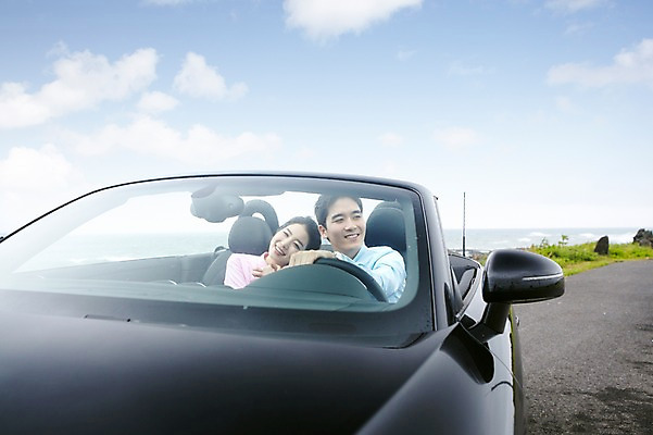 포토 JPG 주간 구름 커플 여자 남자 여유 한쌍 육상교통 교통수단 바다 여행 이동 데이트 자동차 하늘 휴가 휴식 한국 미소 웃음 사람 앉기 동양인 상반신 20대 성인 해변 야외 두명 관광지 제주도 손잡기 기댐 운전 한국인 오픈카 청년만 성인만 국내포토 자연요소 감정 아시아 교통 컨셉 관계 모션 승용차 표정 인종 청년 파일형식