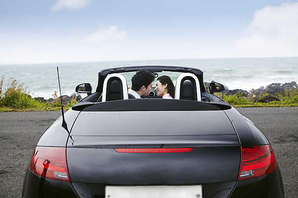 포토 JPG 주간 구름 커플 여자 남자 한쌍 육상교통 교통수단 바다 여행 데이트 자동차 하늘 휴가 휴식 한국 미소 웃음 사람 앉기 동양인 상반신 20대 성인 해변 야외 두명 뒷모습 관광지 제주도 마주보기 한국인 오픈카 청년만 성인만 국내포토 자연요소 아시아 뷰포인트 교통 컨셉 관계 모션 승용차 표정 인종 청년 파일형식