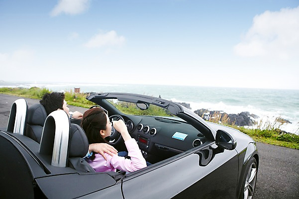 포토 JPG 주간 구름 커플 여자 남자 여유 한쌍 육상교통 교통수단 바다 여행 이동 데이트 자동차 하늘 어깨동무 휴가 휴식 한국 미소 웃음 사람 앉기 동양인 상반신 20대 성인 해변 야외 두명 뒷모습 관광지 제주도 한국인 오픈카 청년만 성인만 국내포토 자연요소 감정 아시아 뷰포인트 포즈 교통 컨셉 관계 모션 승용차 표정 인종 청년 파일형식