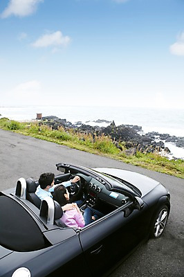 포토 JPG 주간 구름 커플 여자 남자 한쌍 육상교통 교통수단 바다 여행 데이트 자동차 하늘 어깨동무 휴가 휴식 한국 미소 웃음 사람 앉기 동양인 상반신 20대 성인 해변 야외 두명 뒷모습 관광지 제주도 운전 한국인 오픈카 청년만 성인만 국내포토 자연요소 아시아 뷰포인트 포즈 교통 컨셉 관계 모션 승용차 표정 인종 청년 파일형식