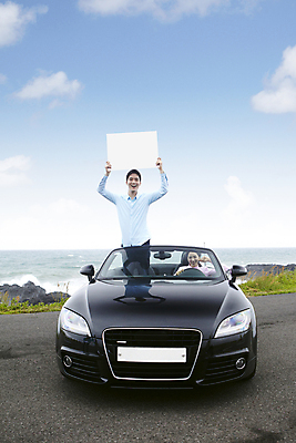 포토 JPG 주간 구름 배너 커플 여자 남자 여유 한쌍 육상교통 교통수단 바다 여행 이동 데이트 자동차 하늘 휴가 휴식 사각프레임 한국 광고판 미소 웃음 들기 사람 동양인 상반신 20대 성인 해변 야외 두명 관광지 제주도 한국인 오픈카 청년만 성인만 국내포토 자연요소 감정 아시아 교통 컨셉 관계 모션 승용차 프레임 알림판 표정 인종 청년 사각형 판 파일형식