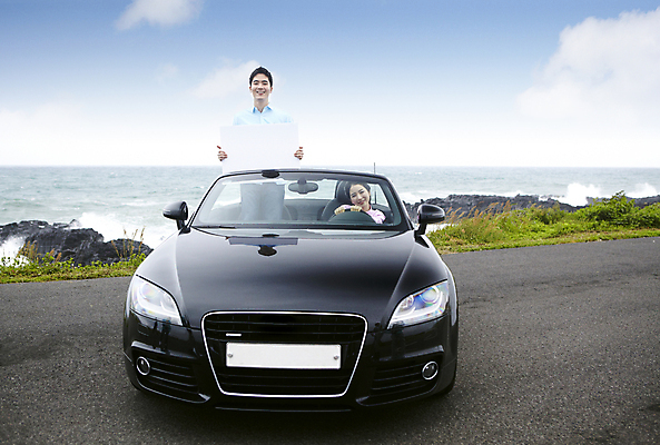 포토 JPG 주간 구름 배너 커플 여자 남자 여유 한쌍 육상교통 교통수단 바다 여행 이동 데이트 자동차 하늘 휴가 휴식 사각프레임 한국 광고판 미소 웃음 들기 사람 동양인 상반신 20대 성인 해변 야외 두명 관광지 제주도 한국인 오픈카 청년만 성인만 국내포토 자연요소 감정 아시아 교통 컨셉 관계 모션 승용차 프레임 알림판 표정 인종 청년 사각형 판 파일형식