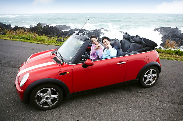 포토 JPG 주간 구름 커플 여자 남자 한쌍 육상교통 교통수단 바다 여행 데이트 자동차 하늘 휴가 휴식 한국 미소 웃음 사람 앉기 동양인 상반신 20대 성인 해변 야외 두명 관광지 제주도 손잡기 운전 한국인 오픈카 청년만 성인만 국내포토 자연요소 아시아 교통 컨셉 관계 모션 승용차 표정 인종 청년 파일형식