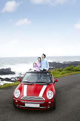 포토 JPG 주간 구름 커플 여자 남자 한쌍 육상교통 교통수단 바다 여행 데이트 자동차 하늘 어깨동무 휴가 휴식 한국 서기 미소 웃음 사람 동양인 상반신 20대 성인 해변 야외 두명 관광지 제주도 한국인 오픈카 청년만 성인만 국내포토 자연요소 아시아 포즈 교통 컨셉 관계 모션 승용차 표정 인종 청년 파일형식