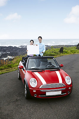 포토 JPG 주간 구름 배너 커플 여자 남자 여유 한쌍 육상교통 교통수단 바다 여행 이동 데이트 자동차 하늘 휴가 휴식 사각프레임 한국 광고판 서기 미소 웃음 들기 사람 동양인 상반신 20대 성인 해변 야외 두명 관광지 제주도 한국인 오픈카 청년만 성인만 국내포토 자연요소 감정 아시아 교통 컨셉 관계 모션 승용차 프레임 알림판 표정 인종 청년 사각형 판 파일형식