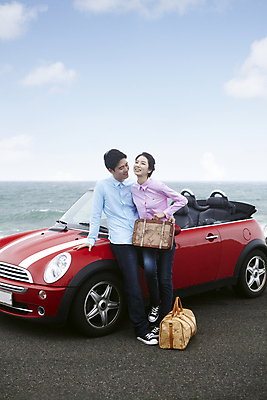 포토 JPG 주간 전신 구름 커플 여자 남자 한쌍 육상교통 교통수단 바다 여행 가방 데이트 자동차 하늘 휴가 휴식 한국 서기 미소 웃음 사람 동양인 20대 성인 해변 야외 두명 관광지 제주도 여행가방 한국인 오픈카 청년만 성인만 국내포토 자연요소 잡화 아시아 교통 컨셉 관계 모션 승용차 표정 인종 청년 파일형식