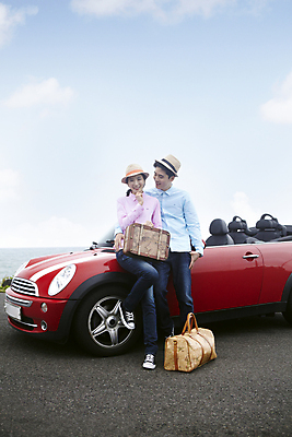 포토 JPG 주간 전신 구름 모자 커플 여자 남자 여유 한쌍 육상교통 교통수단 바다 여행 이동 가방 데이트 자동차 하늘 휴가 휴식 한국 서기 미소 웃음 사람 동양인 20대 성인 해변 야외 두명 관광지 제주도 여행가방 한국인 오픈카 청년만 성인만 국내포토 자연요소 잡화 감정 아시아 교통 컨셉 관계 모션 승용차 표정 인종 청년 파일형식