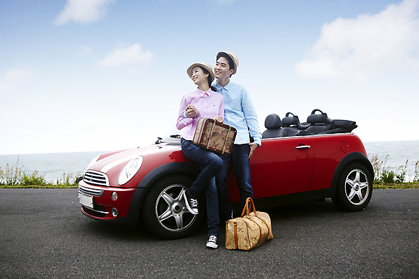 포토 JPG 주간 전신 구름 모자 커플 응시 여자 남자 여유 한쌍 육상교통 교통수단 바다 여행 이동 가방 데이트 자동차 하늘 휴가 휴식 한국 서기 미소 웃음 사람 동양인 20대 성인 해변 야외 두명 관광지 제주도 여행가방 손잡기 한국인 오픈카 청년만 성인만 국내포토 자연요소 시선 잡화 감정 아시아 교통 컨셉 관계 모션 승용차 표정 인종 청년 파일형식