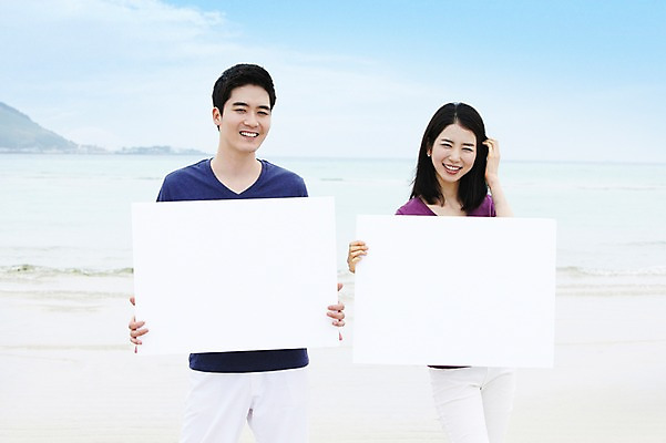 포토 JPG 주간 구름 배너 커플 여자 남자 행복 한쌍 바다 여행 데이트 하늘 휴가 휴식 안내 사각프레임 한국 광고판 사랑 서기 미소 웃음 들기 사람 동양인 상반신 20대 성인 해변 야외 두명 관광지 제주도 한국인 알림 청년만 성인만 국내포토 자연요소 감정 아시아 컨셉 관계 모션 프레임 알림판 표정 인종 청년 사각형 판 파일형식