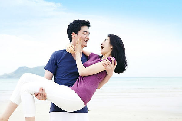포토 JPG 주간 구름 커플 여자 남자 행복 한쌍 바다 여행 데이트 안기 하늘 휴가 휴식 한국 사랑 서기 미소 웃음 들기 사람 동양인 20대 성인 해변 야외 두명 관광지 제주도 마주보기 한국인 청년만 성인만 국내포토 자연요소 감정 아시아 컨셉 관계 모션 표정 인종 청년 파일형식