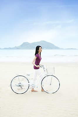 포토 JPG 주간 전신 구름 여자 행복 육상교통 교통수단 바다 여행 하늘 휴가 휴식 한국 사랑 한명 미소 웃음 사람 동양인 20대 성인 해변 야외 관광지 제주도 걷기 자전거 한국인 승차 여자만 여자한명만 성인여자만 청년만 청년여자만 성인한명만 청년여자한명만 성인여자한명만 성인만 국내포토 자연요소 1 감정 아시아 교통 컨셉 모션 표정 인종 청년 바이크 파일형식