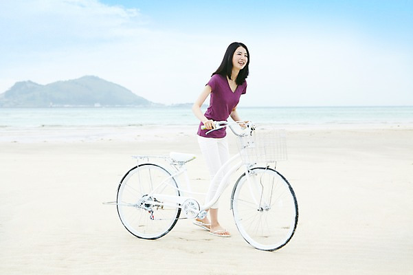 포토 JPG 주간 전신 구름 여자 행복 육상교통 교통수단 바다 여행 하늘 휴가 휴식 한국 사랑 한명 미소 웃음 사람 동양인 20대 성인 해변 야외 관광지 제주도 걷기 자전거 한국인 승차 여자만 여자한명만 성인여자만 청년만 청년여자만 성인한명만 청년여자한명만 성인여자한명만 성인만 국내포토 자연요소 1 감정 아시아 교통 컨셉 모션 표정 인종 청년 바이크 파일형식