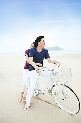 포토 JPG 주간 전신 구름 커플 여자 남자 행복 육상교통 교통수단 바다 여행 안기 포옹 하늘 휴가 휴식 한국 사랑 웃음 사람 동양인 20대 성인 해변 야외 두명 관광지 제주도 자전거 한국인 승차 청년만 성인만 국내포토 자연요소 감정 아시아 교통 컨셉 관계 모션 표정 인종 청년 바이크 파일형식