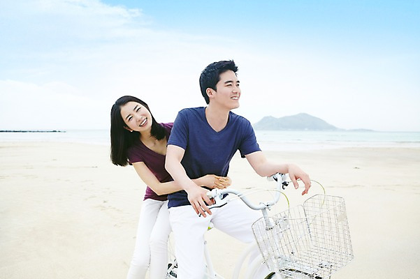 포토 JPG 주간 구름 커플 여자 남자 행복 육상교통 교통수단 바다 여행 안기 포옹 하늘 휴가 휴식 한국 사랑 웃음 사람 동양인 20대 성인 해변 야외 두명 관광지 제주도 자전거 한국인 승차 청년만 성인만 국내포토 자연요소 감정 아시아 교통 컨셉 관계 모션 표정 인종 청년 바이크 파일형식