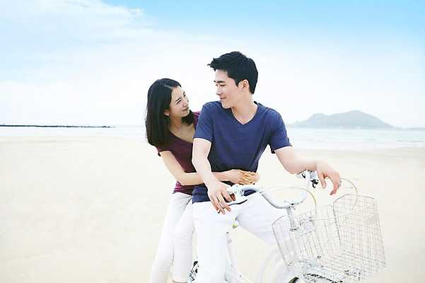 포토 JPG 주간 구름 커플 여자 남자 행복 육상교통 교통수단 바다 여행 안기 포옹 하늘 휴가 휴식 한국 사랑 웃음 사람 동양인 20대 성인 해변 야외 두명 관광지 제주도 마주보기 자전거 한국인 승차 청년만 성인만 국내포토 자연요소 감정 아시아 교통 컨셉 관계 모션 표정 인종 청년 바이크 파일형식