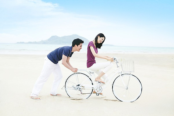 포토 JPG 주간 전신 구름 커플 여자 남자 행복 육상교통 교통수단 바다 여행 하늘 휴가 휴식 한국 사랑 웃음 사람 동양인 20대 성인 해변 야외 두명 관광지 제주도 자전거 한국인 밀기 승차 청년만 성인만 국내포토 자연요소 감정 아시아 교통 컨셉 관계 모션 표정 인종 청년 바이크 파일형식