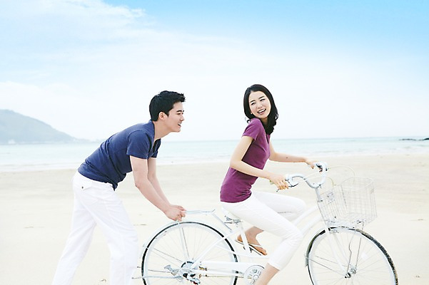 포토 JPG 주간 구름 커플 여자 남자 육상교통 교통수단 바다 여행 하늘 휴가 휴식 한국 웃음 사람 동양인 20대 성인 해변 야외 두명 관광지 제주도 자전거 한국인 밀기 승차 청년만 성인만 국내포토 자연요소 아시아 교통 컨셉 관계 모션 표정 인종 청년 바이크 파일형식