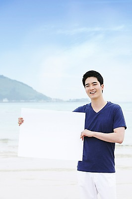 포토 JPG 주간 구름 배너 남자 바다 여행 하늘 휴가 휴식 안내 사각프레임 한국 광고판 한명 서기 미소 웃음 들기 사람 동양인 상반신 20대 성인 해변 야외 관광지 제주도 한국인 알림 남자만 남자한명만 성인남자만 청년만 청년남자만 청년남자한명만 성인한명만 성인남자한명만 성인만 국내포토 자연요소 1 아시아 컨셉 모션 프레임 알림판 표정 인종 청년 사각형 판 파일형식