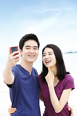 포토 JPG 주간 구름 커플 여자 남자 행복 한쌍 바다 여행 데이트 하늘 휴가 휴식 한국 사랑 서기 미소 웃음 사람 동양인 상반신 20대 성인 해변 야외 두명 관광지 제주도 카메라 사진촬영 한국인 디지털카메라 셀프카메라 기념사진 청년만 성인만 국내포토 자연요소 감정 아시아 컨셉 관계 모션 표정 인종 청년 전자제품 촬영 파일형식