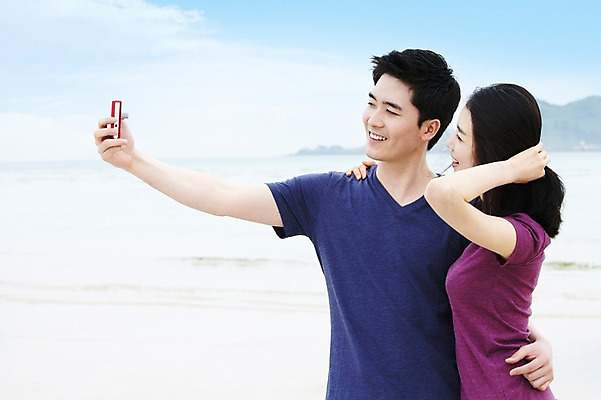 포토 JPG 주간 구름 커플 여자 남자 행복 한쌍 바다 여행 데이트 하늘 휴가 휴식 한국 사랑 서기 미소 웃음 사람 동양인 상반신 20대 성인 해변 야외 두명 관광지 제주도 카메라 사진촬영 한국인 디지털카메라 셀프카메라 기념사진 청년만 성인만 국내포토 자연요소 감정 아시아 컨셉 관계 모션 표정 인종 청년 전자제품 촬영 파일형식